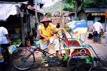 Conductor de rickshaw con sombrero típico, Sulawesi, Indonesia
