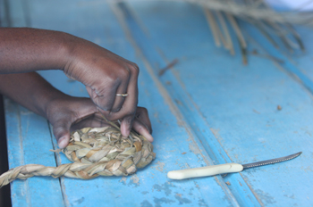 Manos de mujeres trabajando la paja, Quilombo, Sao Paulo, Brasil
