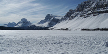 Lago Bow helado con el Monte Crowfoot (3050 m) y el Pico Bow (28
