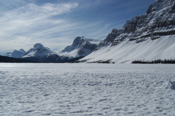 Lago Bow helado con el Monte Crowfoot (3050 m) y el Pico Bow (28
