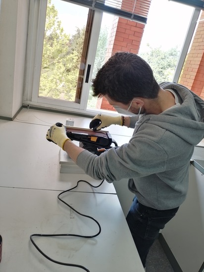 Lijado y aplanamiento de la muestra del árbol para observar mejor su edad