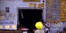 Puesto de venta de dulces y lotería, Pushkar, India