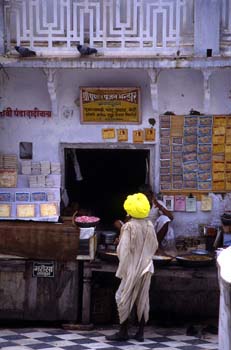 Puesto de venta de dulces y lotería, Pushkar, India