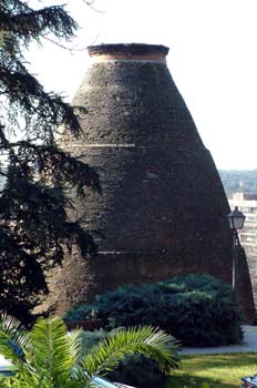 Tinaja en el Paseo del Pintor Rosales, Madrid