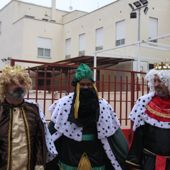 Visita de sus Majestades los Reyes Magos al colegio Luis Bello en moto 2018 6