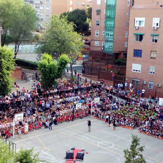 FIESTA FIN CURSO EN EL HOSTOS. UNIENDO CULTURAS 3