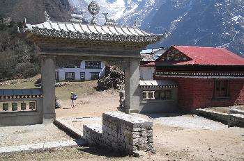 Puerta de entrada al monasterio de Tengboche