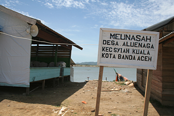 Entrada al campo, Campamento de pescado, Alunaga, Sumatra, Indon