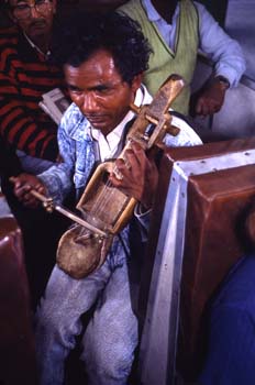 Músico en el Tren de Juguete, Darjeeling, India
