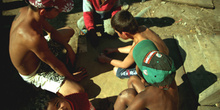 Niños jugando en calle de una favela de Sao Paulo, Brasil