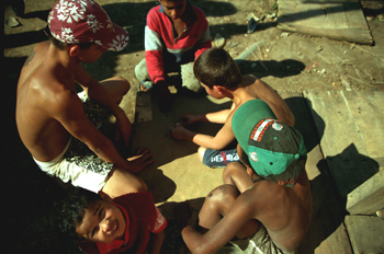 Niños jugando en calle de una favela de Sao Paulo, Brasil