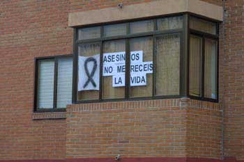 Lazo negro y mensaje de condena a los terroristas de los Atentad