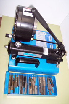 Máquina de ensamblar tubos con boquillas intercambiables