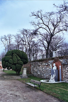 Parque con monumento