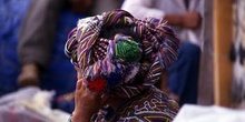 Mujer con el tocado tradicional en el mercado de Antigua, Guatem