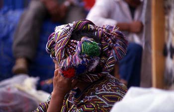 Mujer con el tocado tradicional en el mercado de Antigua, Guatem