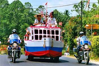 Carroza de clan escoltada por la policía, Sulawesi, Indonesia