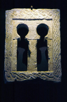 Ventana bífora de la Iglesia de San Martín de Salas, Principado