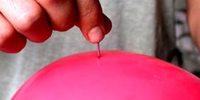 Alguien pinchando un globo