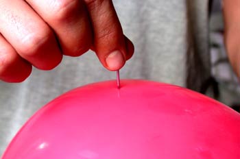 Alguien pinchando un globo