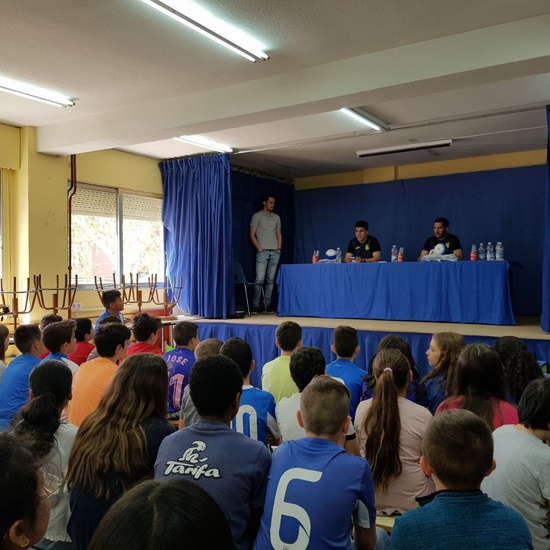 Los jugadores del C.F. Leganés visitan el cole 5