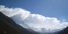 Nubes de condensación sobre montaña