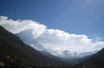 Nubes de condensación sobre montaña