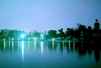 Estanque del Buen Retiro de noche