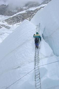 El ´doctor´subiendo la escalera para añadir el último tramo