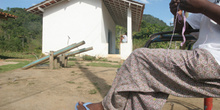 Mujer tejiendo delante de una casa en Quilombo, Sao Paulo, Brasi