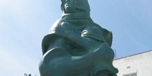 Estatua de madre con hijo en el puerto de L´Escala, Gerona