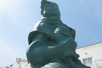 Estatua de madre con hijo en el puerto de L´Escala, Gerona