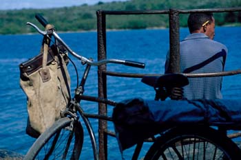 Bicicleta en un transbordador, Cuba
