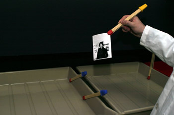 Pasando el papel al fijador