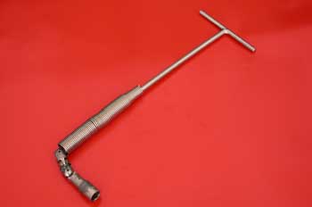 Llave de bujía con doble articulación