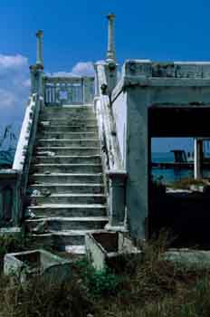 Escalera de una casa costera, Cuba