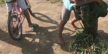 Niños de Quilombo en una bicicleta, Sao Paulo, Brasil