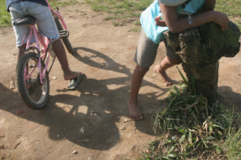 Niños de Quilombo en una bicicleta, Sao Paulo, Brasil