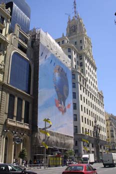 Lonas pintadas que cubren edificios en obras