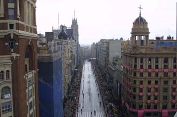 La Gran Vía de Madrid adornada con motivo de la Boda Real