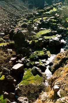 Cauce de agua en la ladera del Monte Toubkal, Marruecos