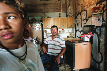 Cocina de una chabola de la Favela de Moinho, Sao Paulo, Brasil