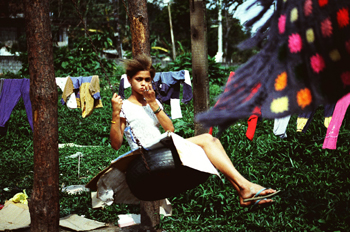 Niña columpiándose, favela de Sao Paulo, Brasil