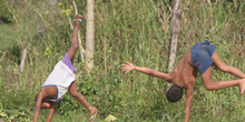 Niños hacen acrobacias, Quilombo, Sao Paulo, Brasil