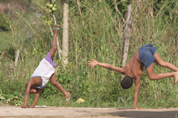 Niños hacen acrobacias, Quilombo, Sao Paulo, Brasil