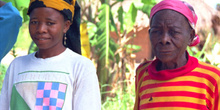Anciana con nieta, Mozambique