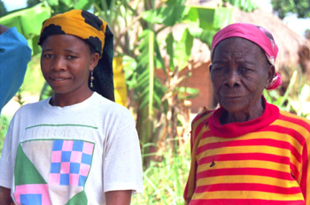 Anciana con nieta, Mozambique