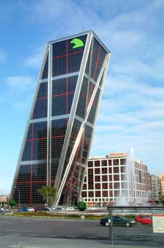 Una de las torres KIO, Puerta de Europa, Madrid
