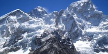 Everest con su Hombro Occidental y cresta nevada del Nuptse