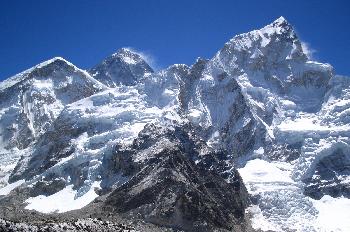 Everest con su Hombro Occidental y cresta nevada del Nuptse